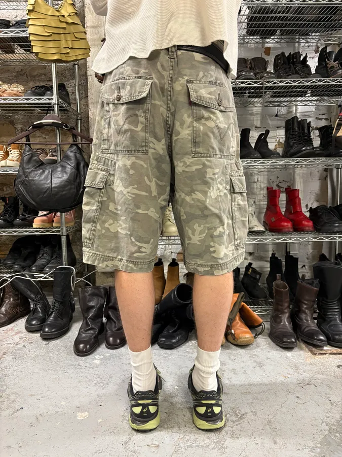 2000s Levi’s Military Camo Cargo Shorts - Image 4