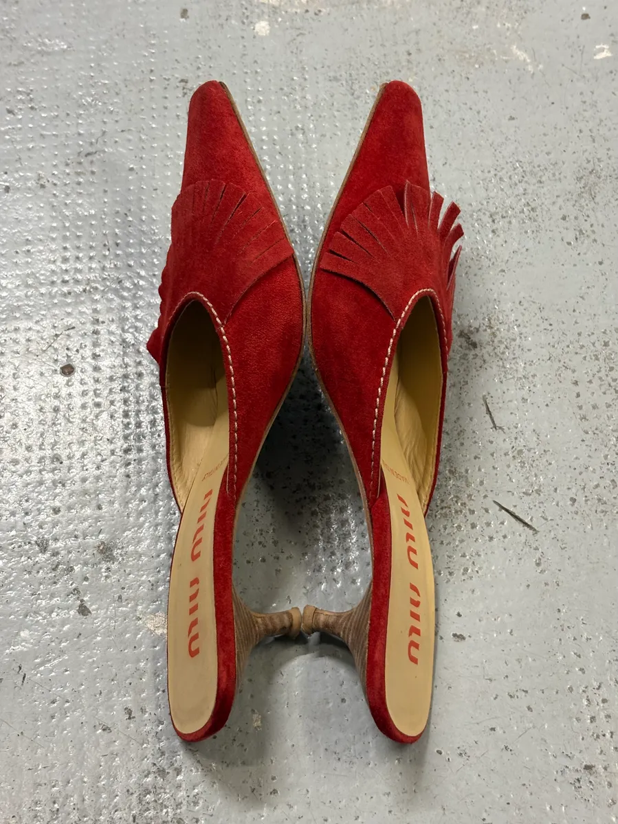 2000s Miu Miu Red Suede Leather Fringed Pumps Heels - Image 4