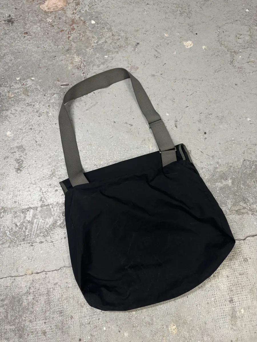2000s Prada Linea Rossa Black Messenger Shoulder Bag - Image 4