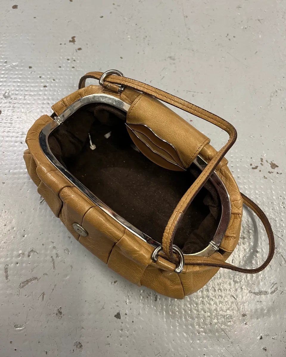 2000s Yves Saint Laurent Lips Beige Leather Shoulder Bag by Tom Ford - Image 11