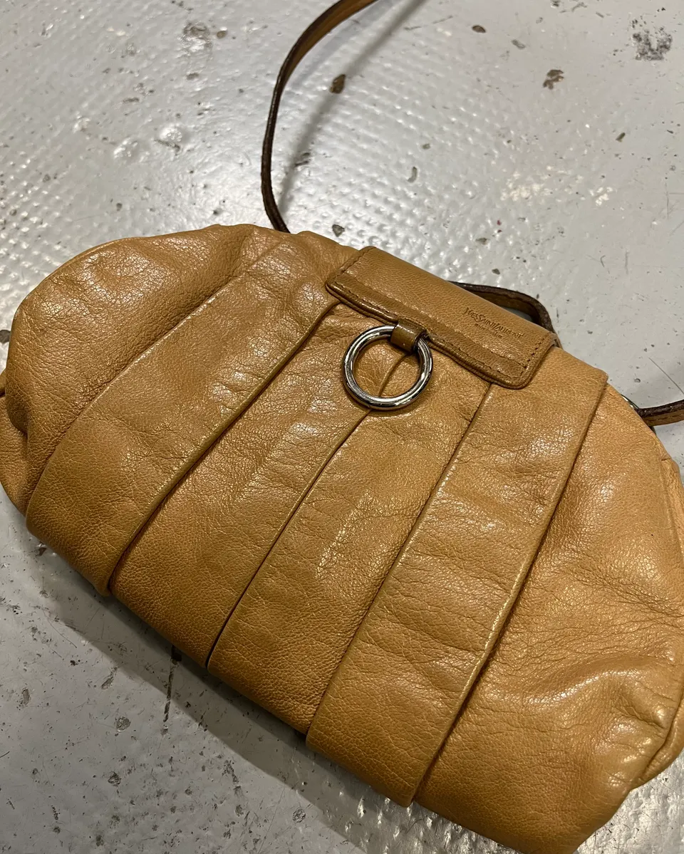 2000s Yves Saint Laurent Lips Beige Leather Shoulder Bag by Tom Ford - Image 9
