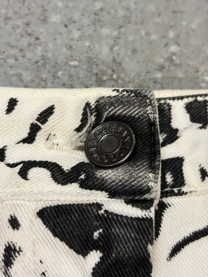 2010s Dolce & Gabbana Overprint Stars Black & White Skirt - Image 7