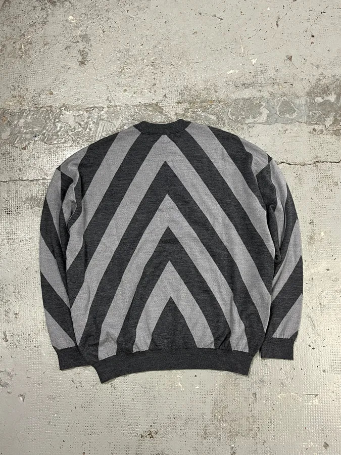 2010s Emporio Armani V Lines White & Grey Sweater - Image 7