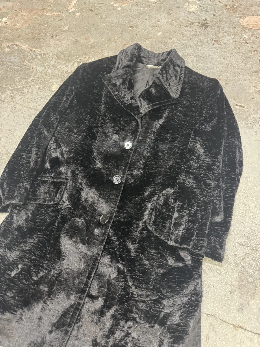 AW1998 Dolce & Gabbana Fur Effect Relief Black Long Jacket - Image 13