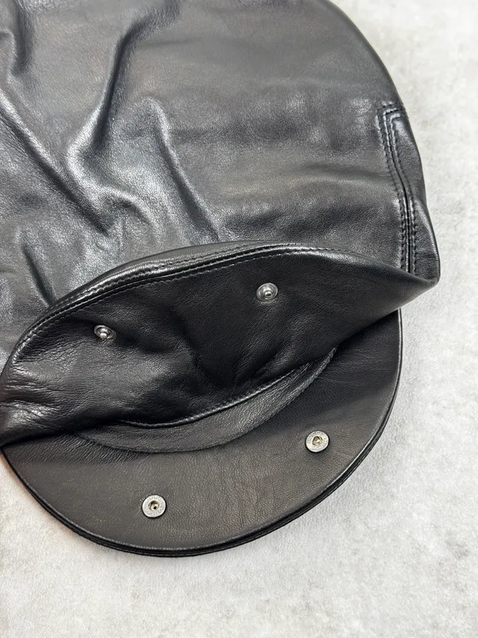 AW2001 Gucci Black Leather Back Logo Beret Cap by Tom Ford - Image 9