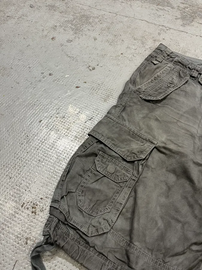 AW2006 Dolce & Gabbana Multi Pockets Cargo Grey Shorts - Image 7
