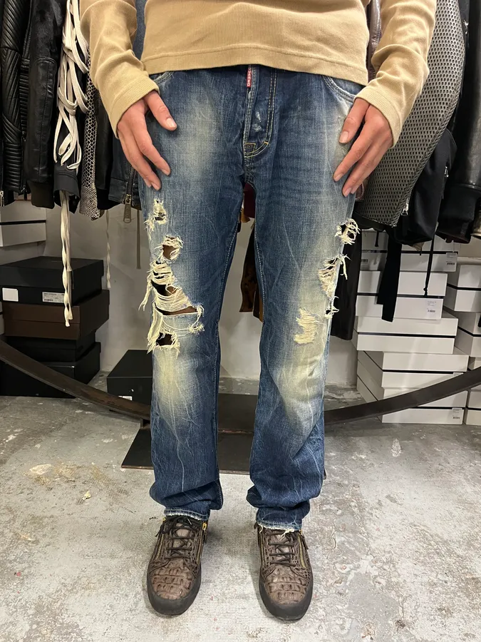 AW2010 Dsquared2 Blue Faded Distressed Denim Jeans - Image 2