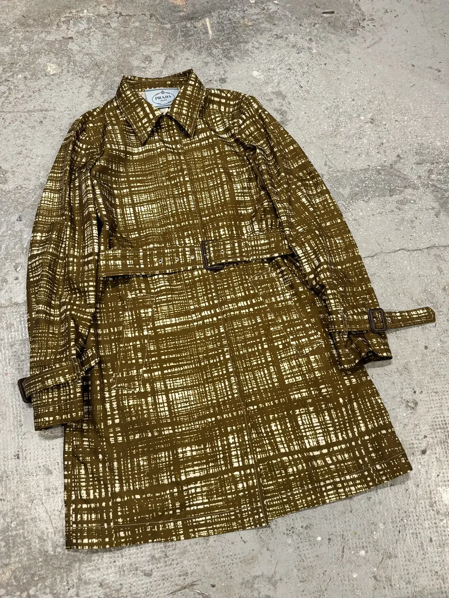 AW2010 Prada Brown Contemporary Elegant Trench Coat - Image 3