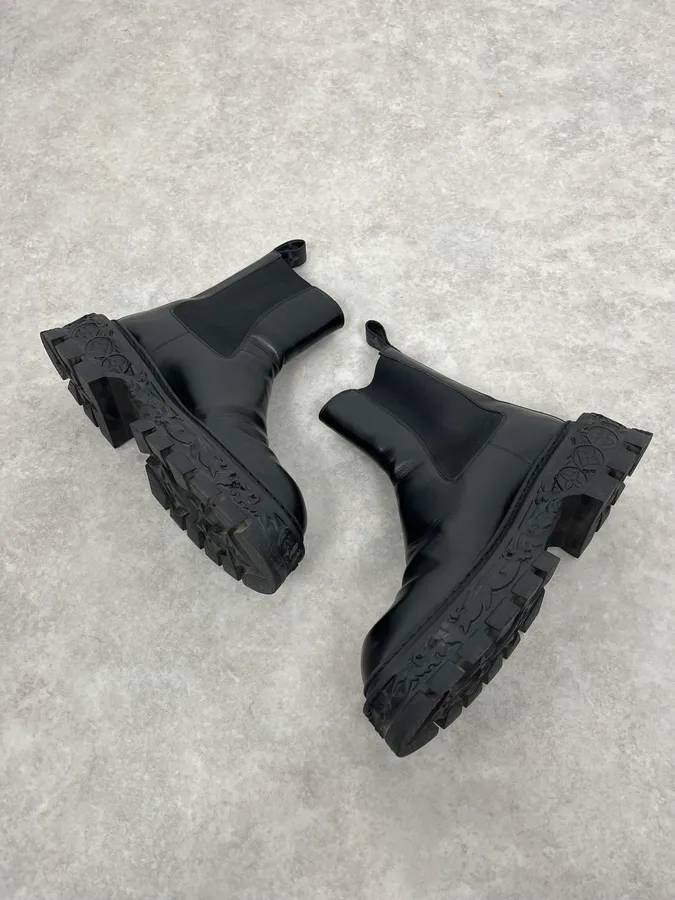 AW2022 Louis Vuitton Ornamented Sole Black Boots - Image 3