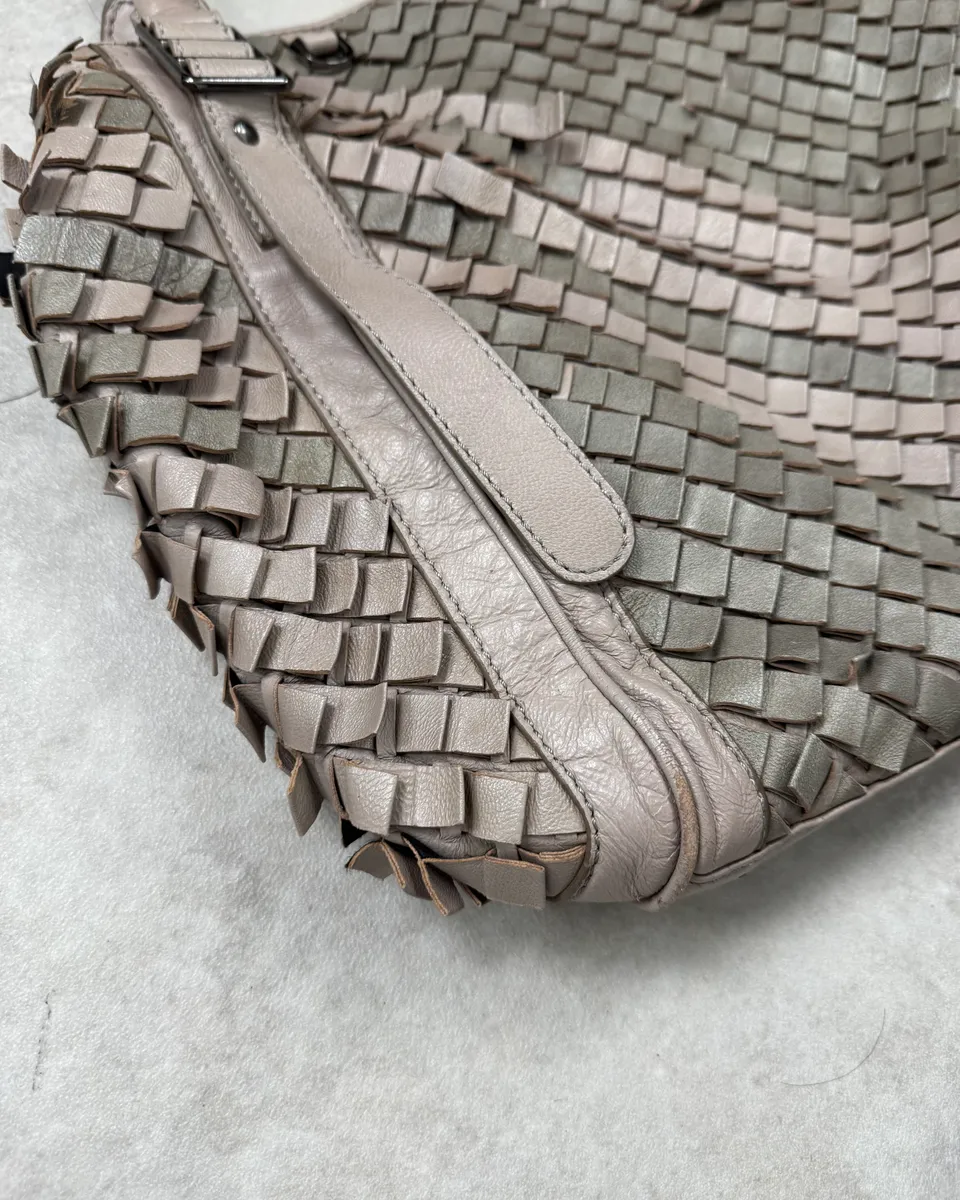 Burberry Grey Leather Textured Handle Bag - Image 7