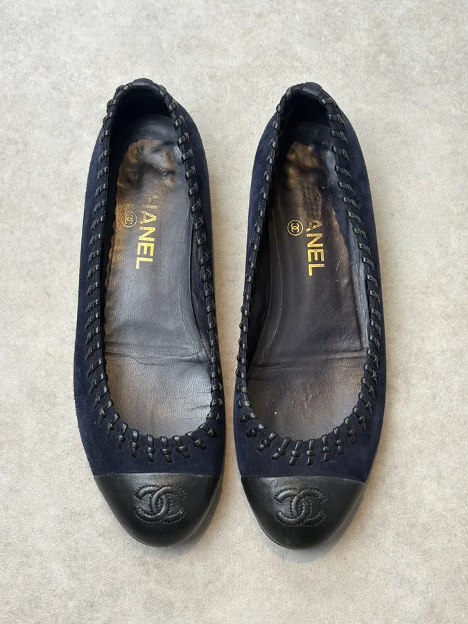 Chanel Navy Suede CC Logo Ballet Flats - Image 2