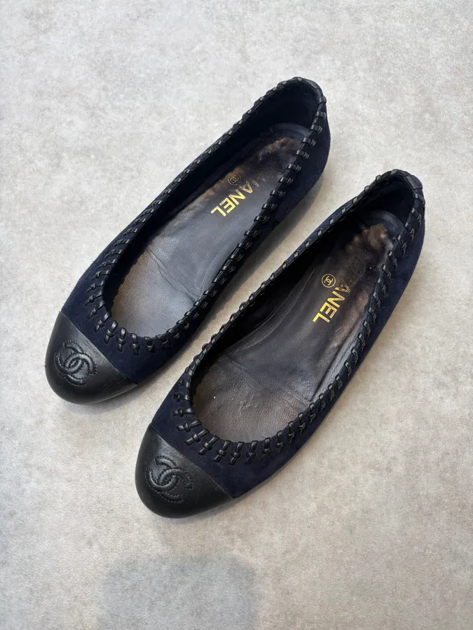 Chanel Navy Suede CC Logo Ballet Flats - Image 3