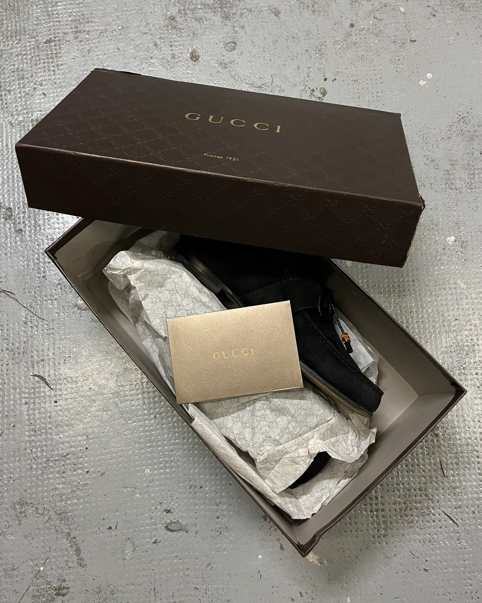 Gucci Black Suede Bow Detail Loafer Shoes - Image 2
