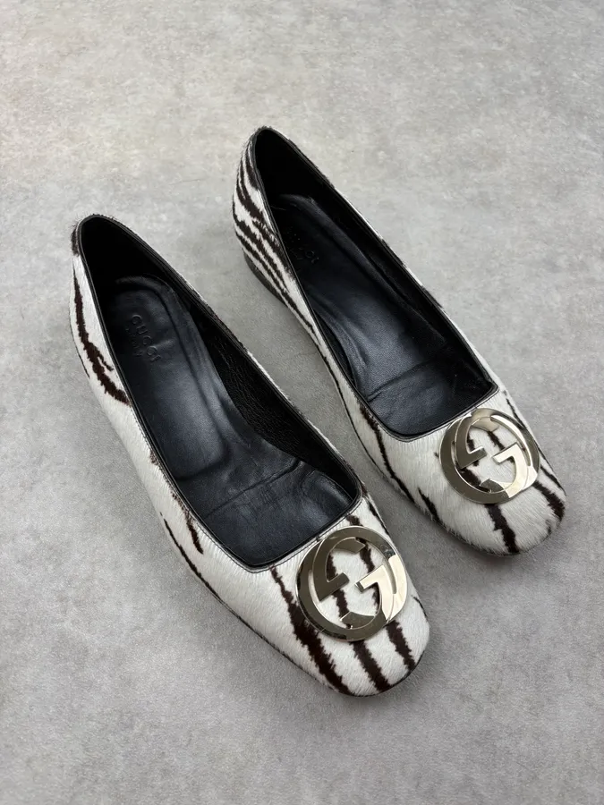 Gucci White & Black Ponyhair Tiger Ballet Flats - Image 4