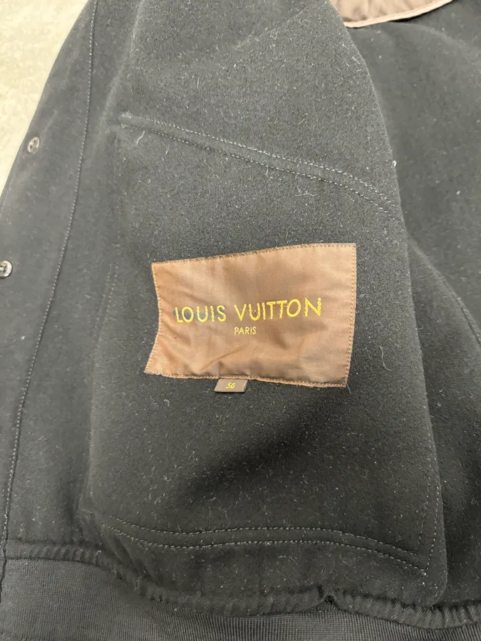 Louis Vuitton Black Elegant Cashmere & Wool Buttoned Jacket - Image 11