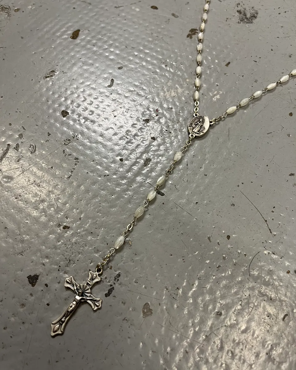 Vintage White Beaded Metal Rosarie Necklace - Image 3