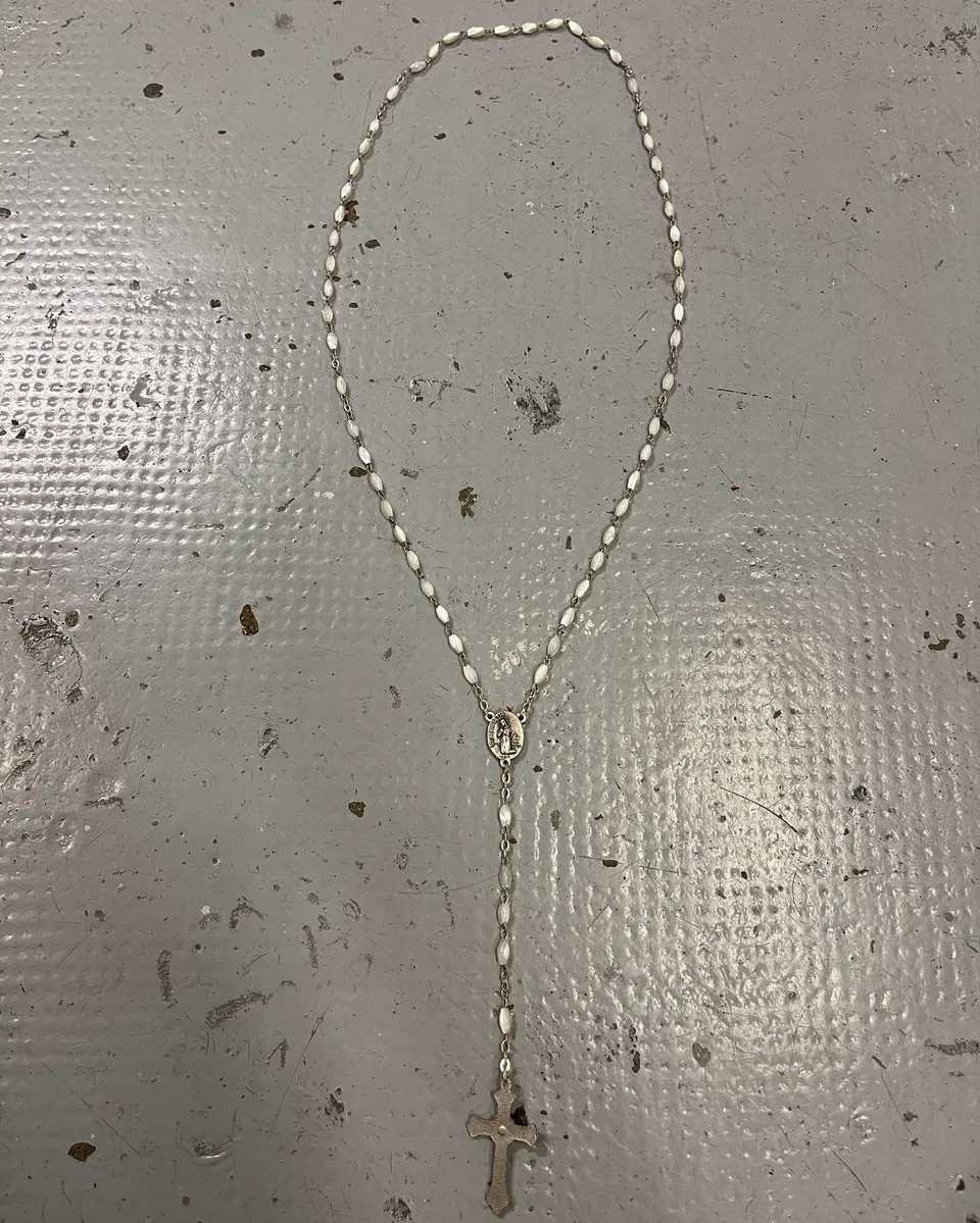 Vintage White Beaded Metal Rosarie Necklace - Image 5